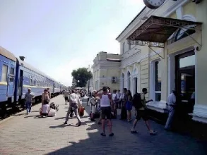 «Укрзализныця» открыла продажу билетов на 13 летних поездов, 5 из которых – на Херсонщину