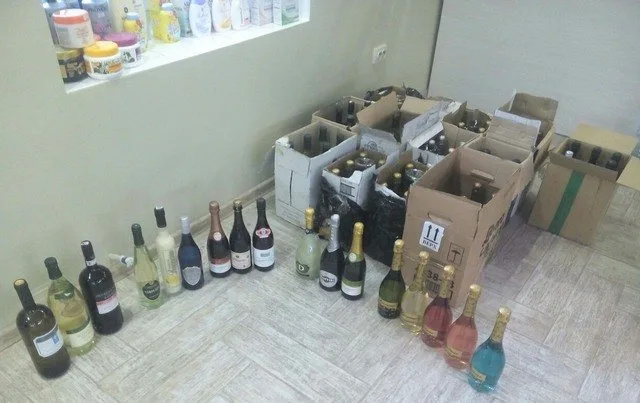 В херсонском магазине ГФС изъяла контрабандный товар и алкоголь