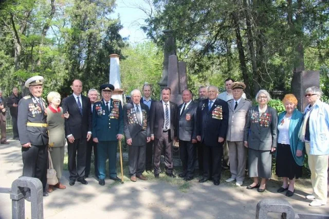 В Херсоне по местам массовых расстрелов граждан и военнослужащих прошел автопробег «Подвигу – жить»