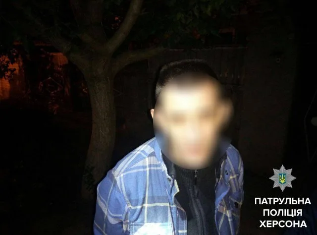 В Херсоне полицейские задерживают молодежь с веществами, похожими на наркотики