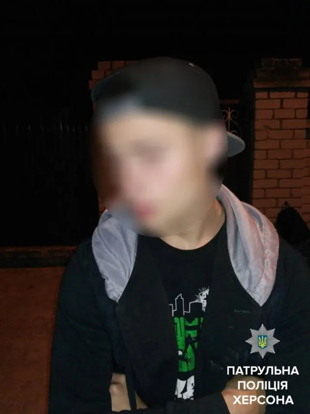 В Херсоне полицейские задерживают молодежь с веществами, похожими на наркотики