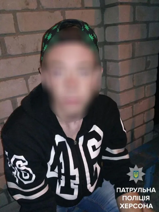 В Херсоне полицейские задерживают молодежь с веществами, похожими на наркотики