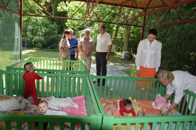 Херсонские депутаты поздравили детей и персонал областного Дома ребенка с Днем защиты детей