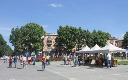 В центре Херсона горожанам рассказывали о безвизе