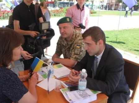 В центре Херсона горожанам рассказывали о безвизе