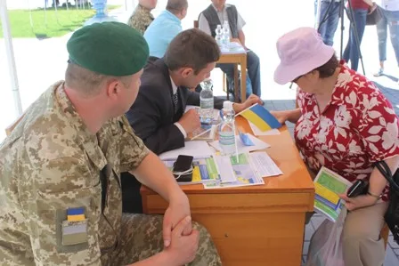 В центре Херсона горожанам рассказывали о безвизе