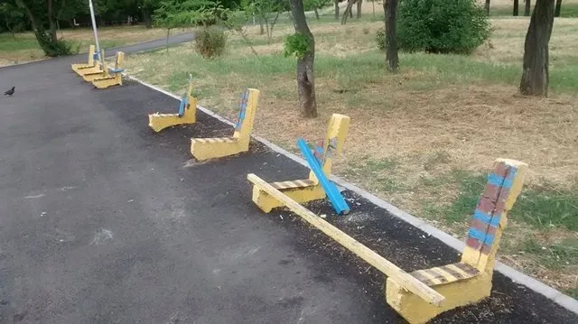 В парке “Херсонская крепость” вандалы изувечили лавки