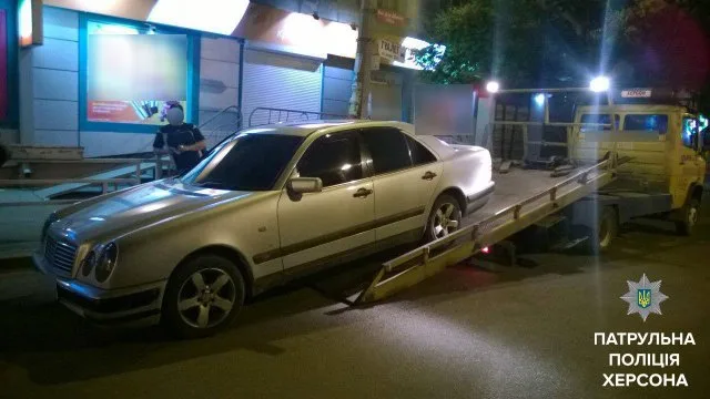 В Херсоне патрульные полицейские задержали пьяного водителя на Mercedes-Benz