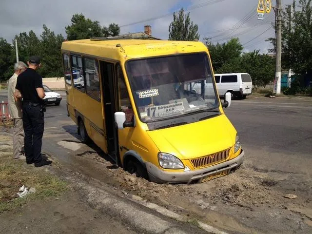 В Херсоне на проезжей части провалилась маршрутка