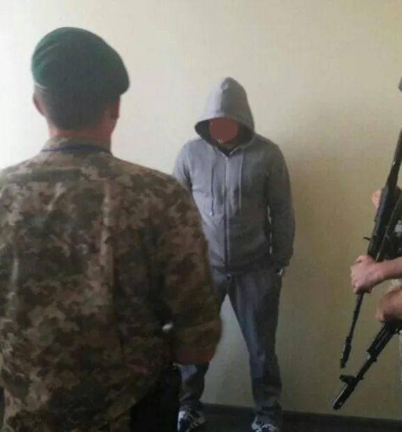 Пограничники в аэропорту «Херсон» задержали россиянина, разыскиваемого за убийство