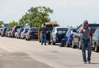 На въезде в Крым украинцев по 13 часов держат в автомобилях на солнцепеке
