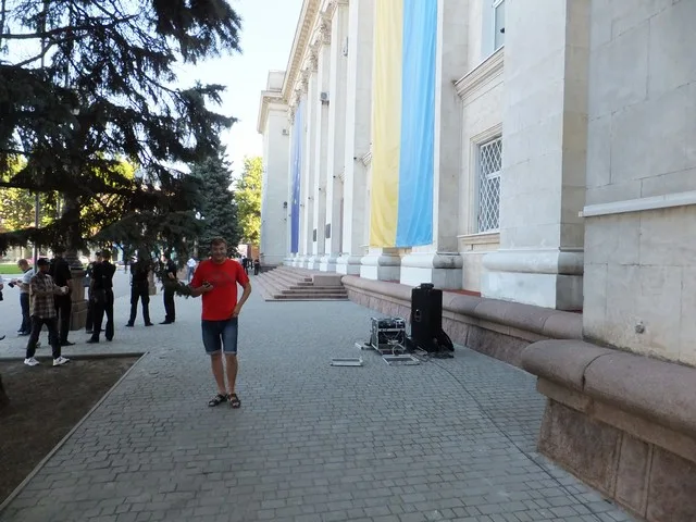 Сегодня херсонский облсовет пикетировали журналист,… миньон и покемон