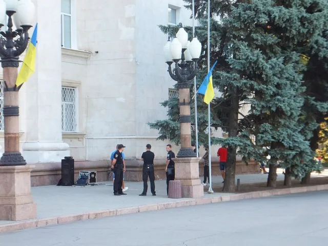 Сегодня херсонский облсовет пикетировали журналист,… миньон и покемон