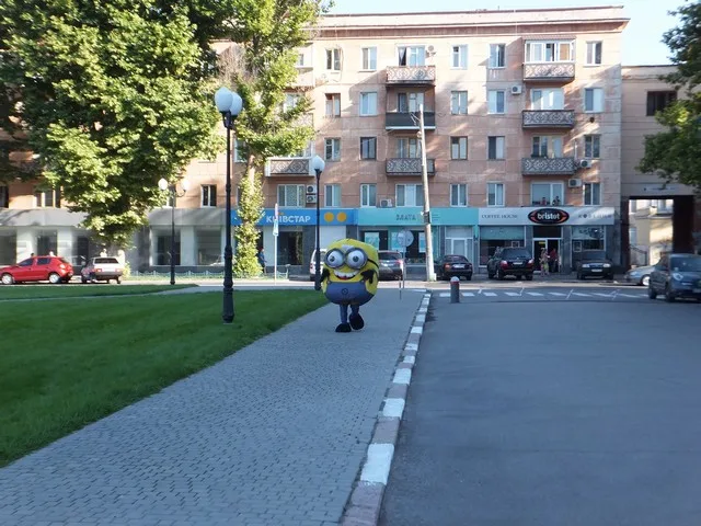 Сегодня херсонский облсовет пикетировали журналист,… миньон и покемон