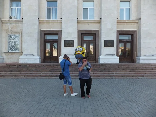 Сегодня херсонский облсовет пикетировали журналист,… миньон и покемон