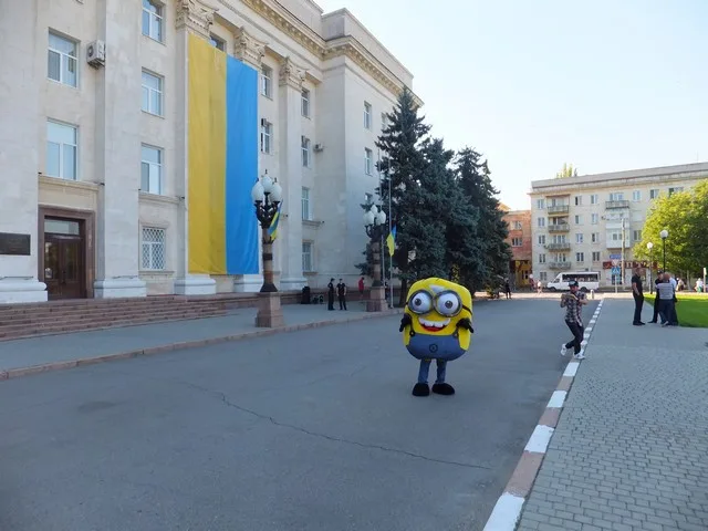 Сегодня херсонский облсовет пикетировали журналист,… миньон и покемон
