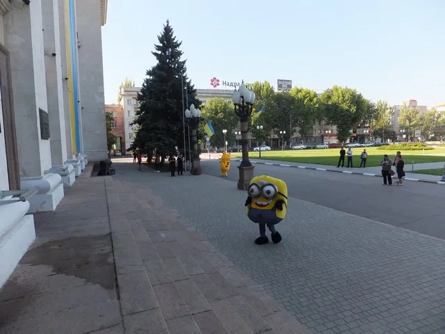 Сегодня херсонский облсовет пикетировали журналист,… миньон и покемон