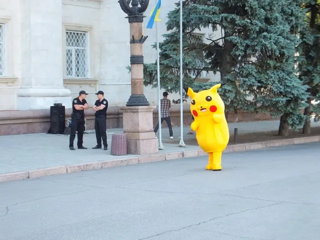 Сегодня херсонский облсовет пикетировали журналист,… миньон и покемон