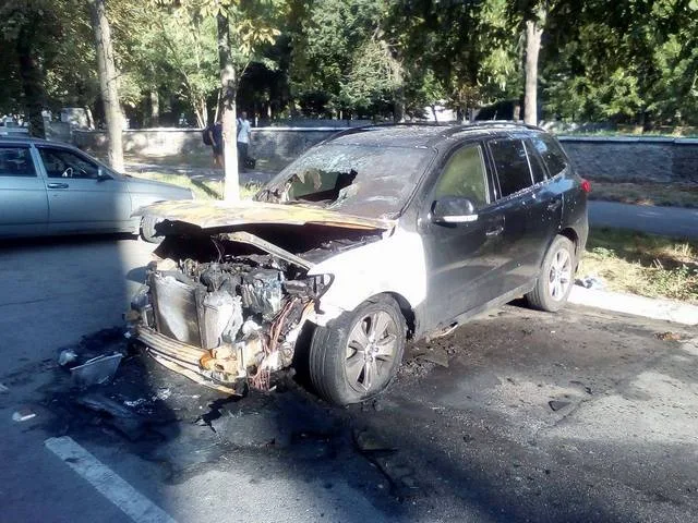 В Херсоне возле здания полиции ночью сгорела иномарка