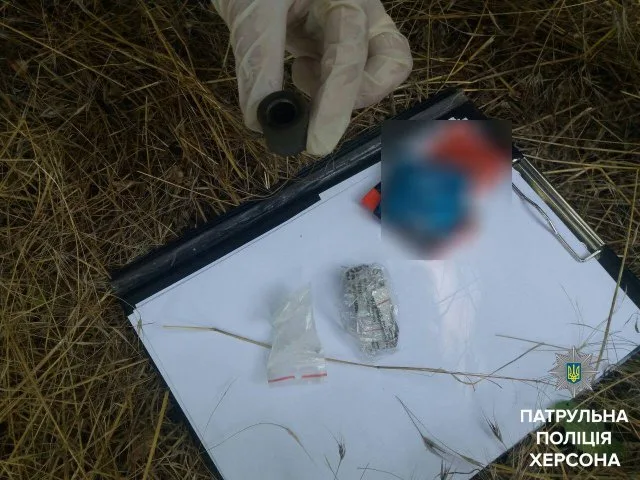 Патрульные задержали двух херсонцев с веществами, похожими на наркотики