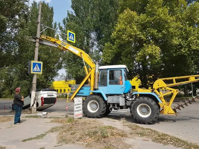 В Херсоне иномарка сбила опору ЛЭП