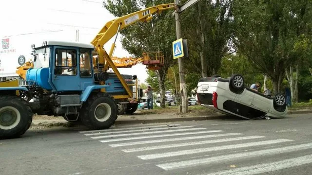 В Херсоне иномарка сбила опору ЛЭП