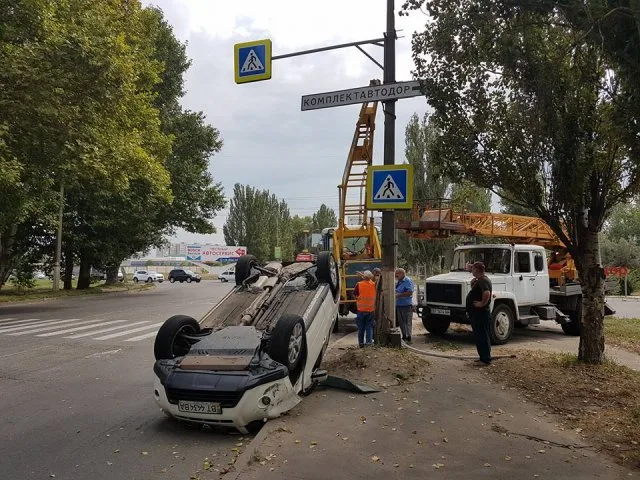 В Херсоне иномарка сбила опору ЛЭП