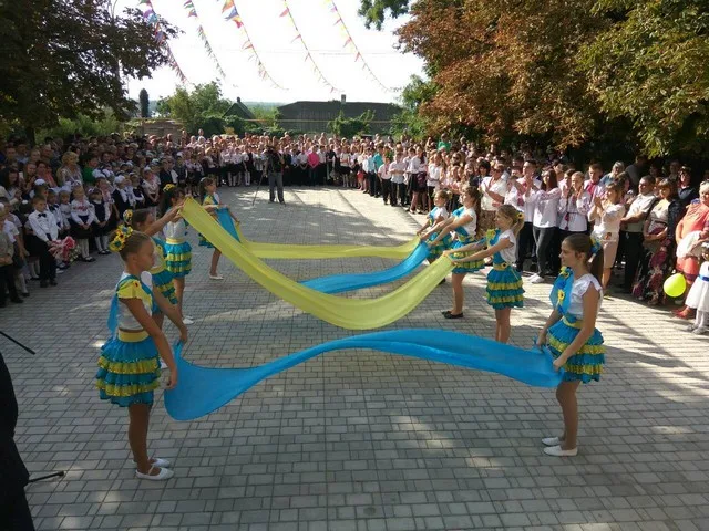 Депутат облради подарував Антонівській школі №18 17 комплектів новеньких антисколіозних парт