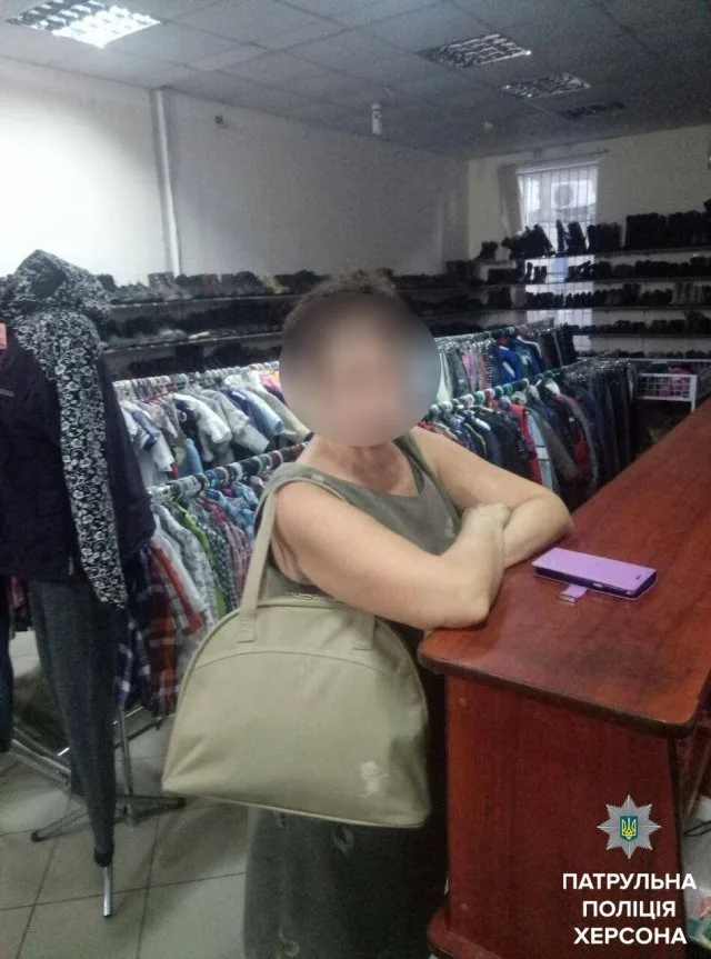 В Херсоне патрульные помогли женщине, которую закрыли в магазине