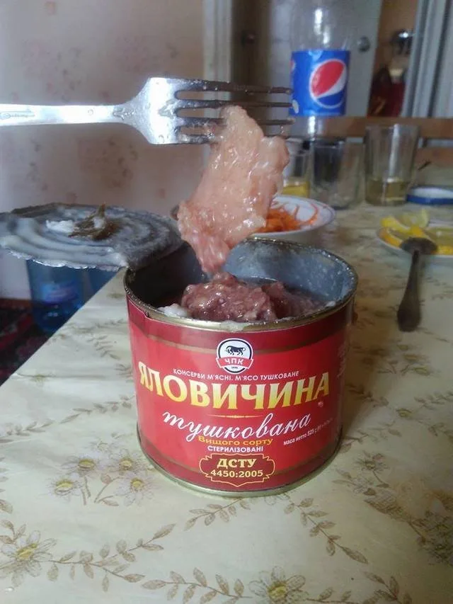 В банке с тушенкой херсонец обнаружил все, кроме мяса