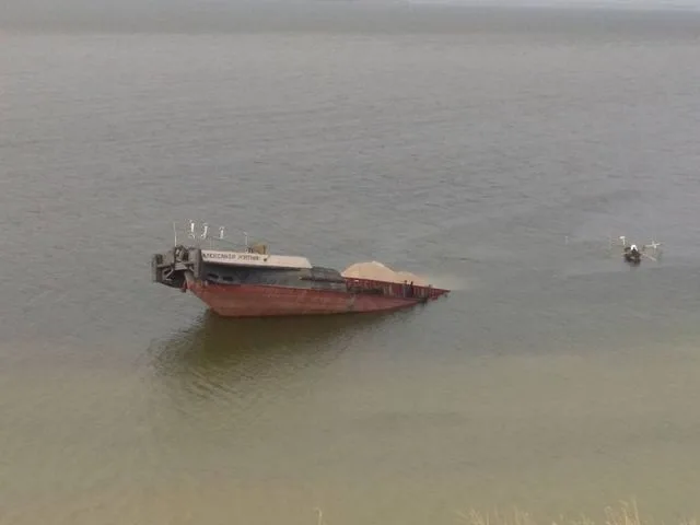В Каховском водохранилище затонула баржа. К Большой Лепетихе направляется пятно нефтепродуктов