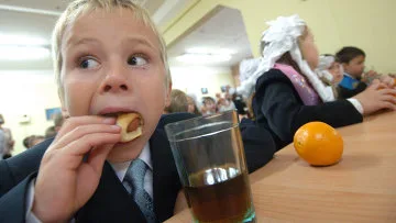 Херсонские дети едят и пьют в грязи