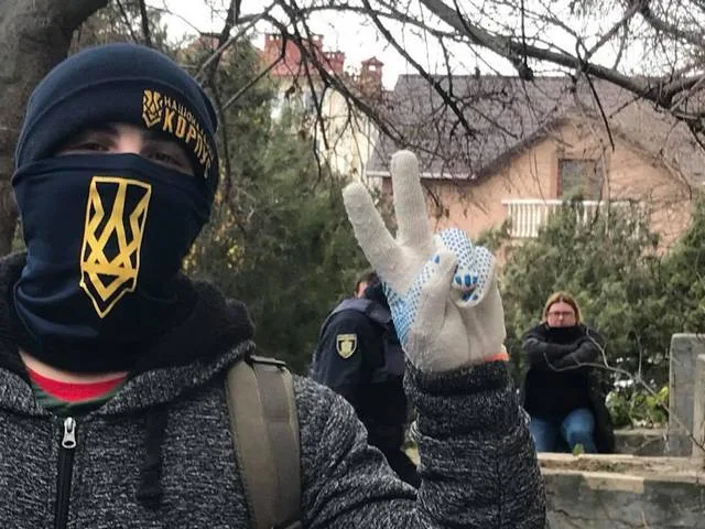 Неизвестные в балаклавах атакуют офис редакции херсонского издания. Редактор просит помощи