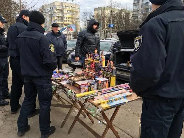 Торговлю петардами и фейерверками на улицах Херсона “прикрывают” в горсовете?