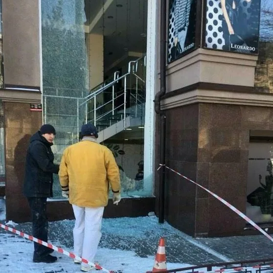 В центре Херсона разбили большую витрину