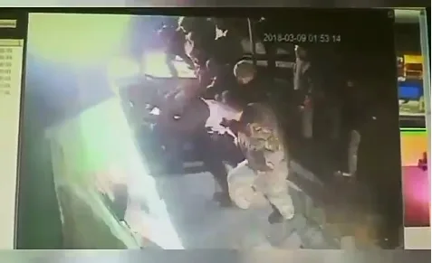 В Сети заблокировано видео драки между гражданскими и военными в Новой Збурьевке