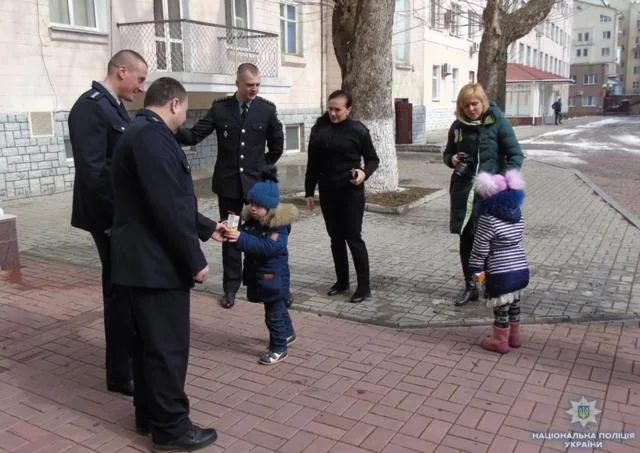 Херсонские полицейские присоединились к акции по поддержке «солнечных» детей