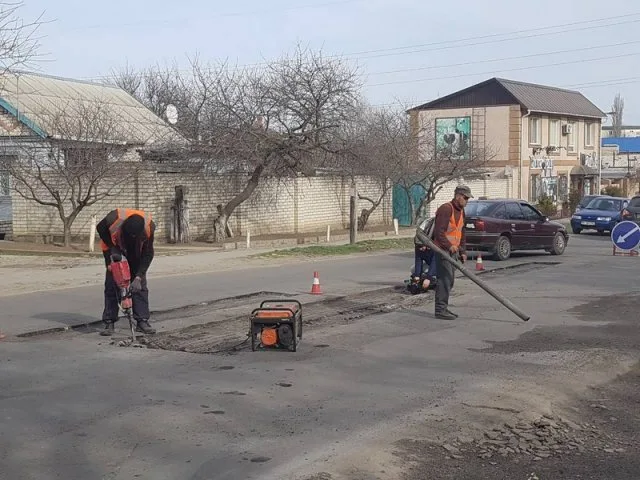 На Херсонщине неплательщики алиментов начали убирать улицы