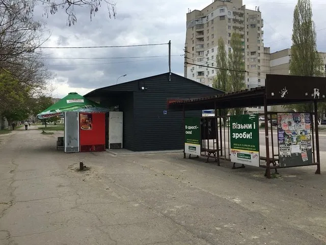 Остановочный комплекс по-херсонски: “Купи две водки, третья в подарок”