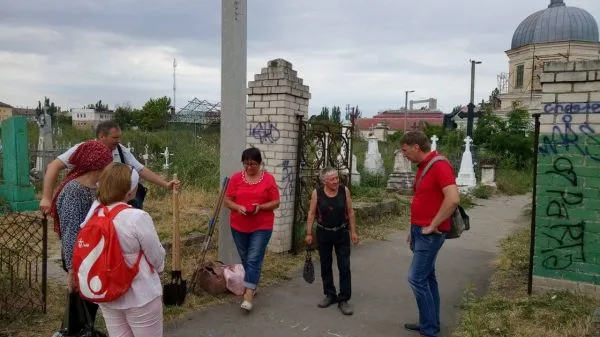 Сегодня херсонцы навели порядок на Мемориальном кладбище и узнали о жизни похороненных там людей