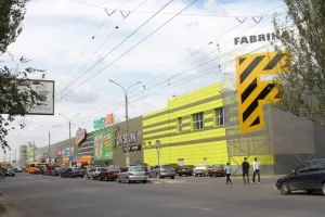 Вору, грабившему автомобили возле ТРЦ “Фабрика”, грозит 5 лет тюрьмы