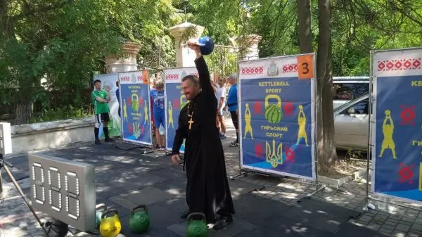 В честь крещения Руси-Украины в центре Херсона горожане поднимали гири