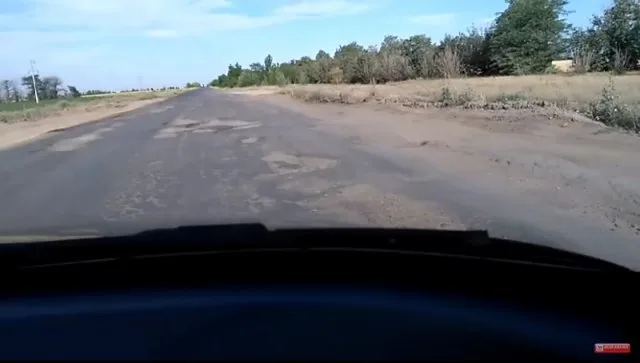 “Асфальта не хватило”, в сети опубликовали видео разбитой дороги из Запорожья в Херсон