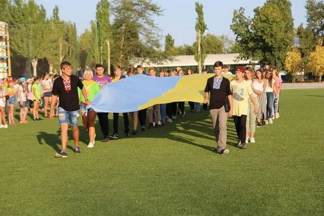 В «Прибрежном» развернули 20-метровый флаг Украины