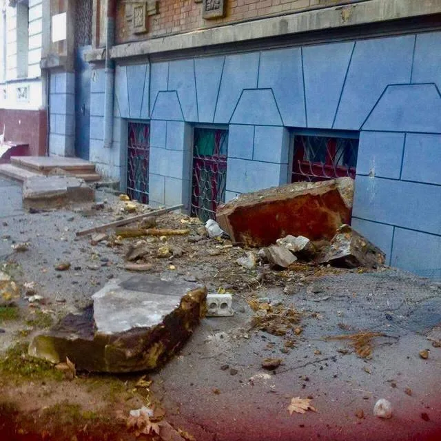 На доме в центре Херсона обвалился балкон