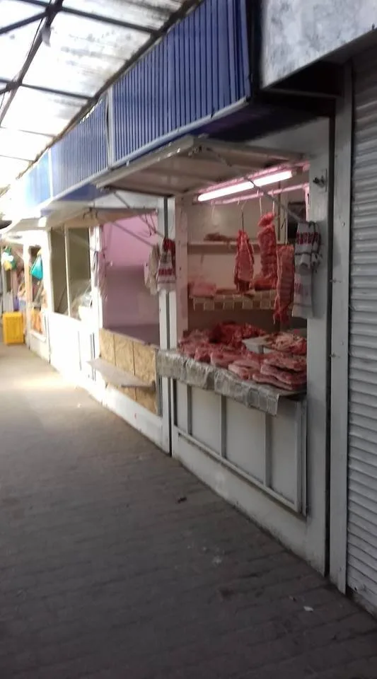 На “Коммунальном рынке” в Херсоне торгуют свининой несмотря на запрет