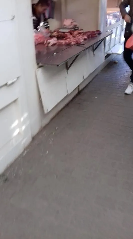 На “Коммунальном рынке” в Херсоне торгуют свининой несмотря на запрет