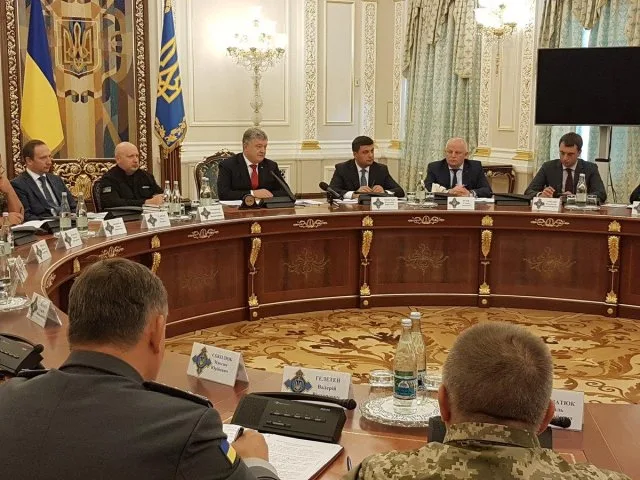 Порошенко обвинил российских военных в экологической катастрофе в Крыму и поручил Гройсману подготовить условия для оздоровления детей из Армянска на Херсонщине