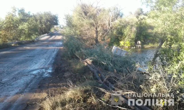 В Бериславском районе фура “нырнула” в реку, водитель не пострадал