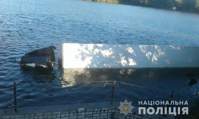 В Бериславском районе фура “нырнула” в реку, водитель не пострадал